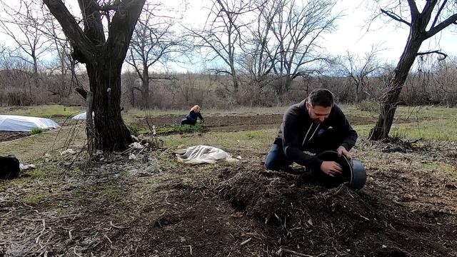 Первые работы в огороде весной: культивация, посадка овощей ? Жизнь Гордеевых в деревне - Влог 4 смотреть онлайн