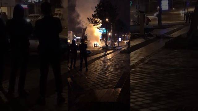 между Северными мостами горит Mercedes SL смотреть онлайн