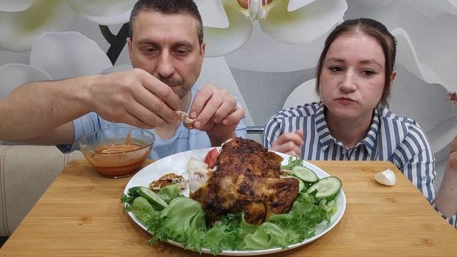 МУКБАНГ НЕЖНАЯ КУРИЦА ?? ЗАПЕЧЕННАЯ ЦЕЛИКОМ | Какая Настенка молодец)