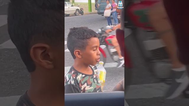 Manuel Conecta - Le cambia la vida a un niño limpia vidrio смотреть онлайн