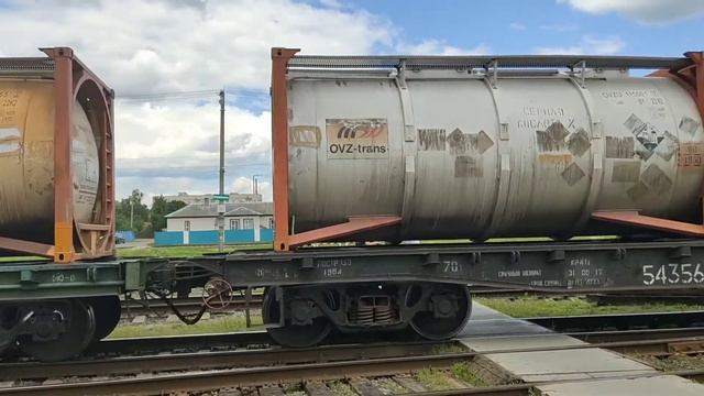 Грузовой состав с тепловозом 2ТЭ10М (БЧ) на ст.Житковичи на переезде, Гомельская область смотреть онлайн