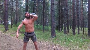 Приседания с одной гирей весом 32 кг.