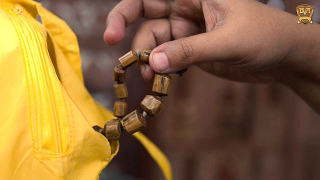 How to chant the Hare Krishna Mantra on beads – Bhakti Yoga Chanting смотреть онлайн