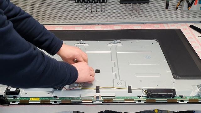 Первый выпуск в Новом Году: ремонт телевизора Samsung UE50NU7002U смотреть онлайн