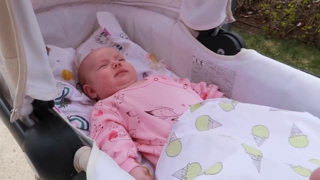 Весь день в парке с грудничком смотреть онлайн