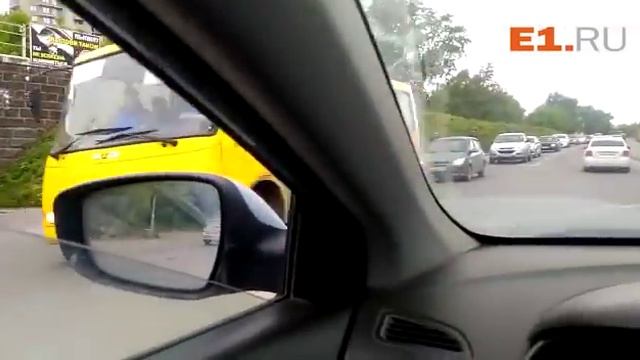 На Стрелочников бетономешалка застряла под мостом смотреть онлайн