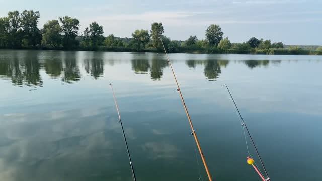 ЛОВЛЯ ПЛОТВЫ НА КОРМУШКУ ЛОЖКА! Рыбалка на ложку