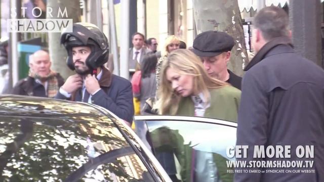 EXCLUSIVE - Supermodel Kate Moss shopping with friends in Paris смотреть онлайн