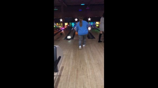 Pizza Hut & Bowling Date Night // Celebrating Our 7 Month Anniversary // Dan's 1st Time Bowling смотреть онлайн