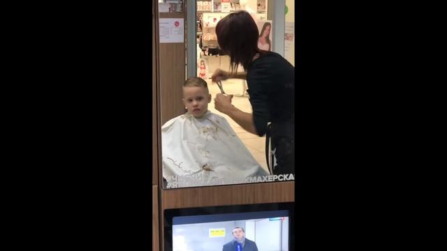 ДЕТСКАЯ СТРИЖКА✂️ ВО ВЗРОСЛОЙ ПАРИКМАХЕРСКОЙ смотреть онлайн
