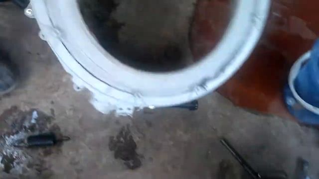 Стиральная машина LG F1296ND3. От треснутой хрестовыны протерла передний полубак. Течь воды. смотреть онлайн