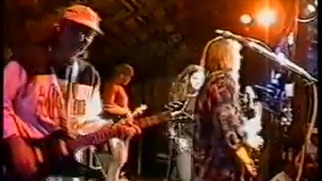 Халк Хоган играет на бас-гитаре с группой Diamondback