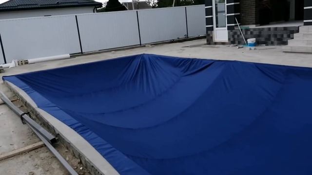 Сшили тент на бассейн, пришлось отдать на доработку.