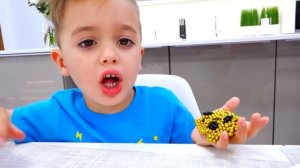 Влад и Никита играют с игрушками - Веселые истории для детей