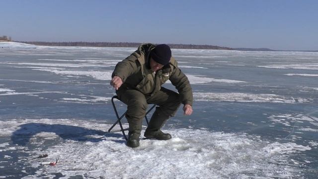 А как клюёт? Хорошо клюёт. 12 килограмм поймали. смотреть онлайн