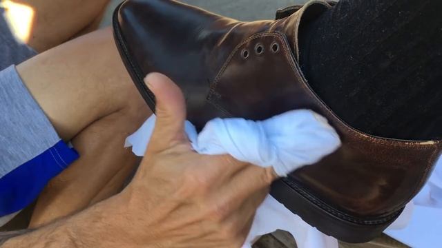 Polishing brown leather boots ... смотреть онлайн