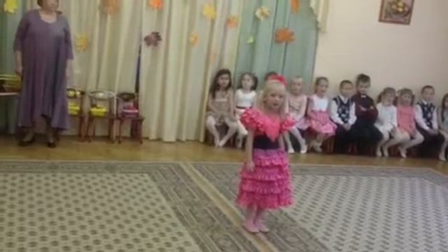 Осенний праздник в детсаду1517-Дуся читает стишок смотреть онлайн