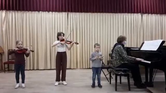 Рома 5 лет репетиция пьесы Лошадка, ансамбль смотреть онлайн