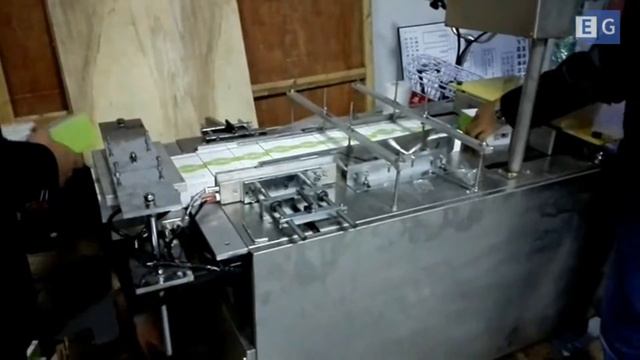 Полуавтоматический станок для упаковки коробок в пленку SW-A (упаковка чая) смотреть онлайн