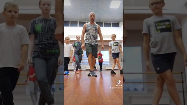 САМАЯ ЛЁГКАЯ ОБУЧАЛКА ТАНЦАМ ДЛЯ НОВИЧКОВ. УРОК БАЗОВЫХ ДВИЖЕНИЙ ТАНЦА НОГАМИ ШАФЛ ИЗ ТИК ТОК . смотреть онлайн