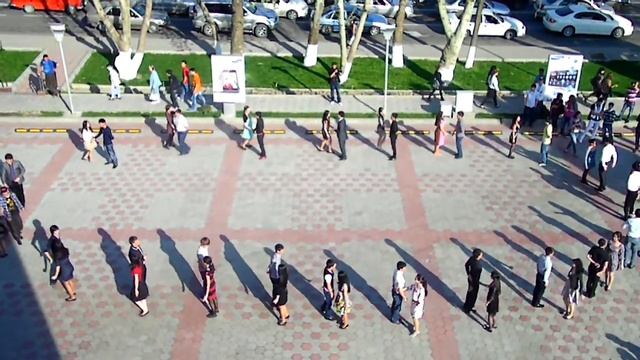 Флэш-моб дебютантов в МЕГА Шымкент (Полька).MP4 смотреть онлайн