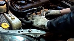 Демонтаж (снятие) генератора на автомобиле Ниссан Примера Р12 с двигателем QR 20