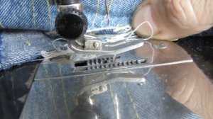 игла и протяжка материала механизмом швейной машинки