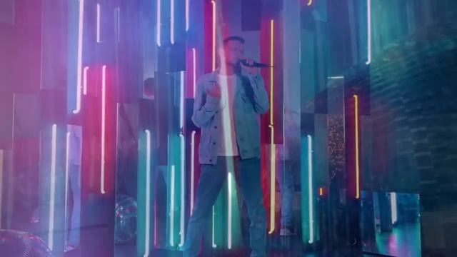 ОНА ПРОХОДИТ МИМО смотреть онлайн