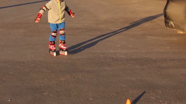 TEACH ROLLER SKATING. HOW TO TEACH A ROLLER SKATING. LEARN NUMBERS. смотреть онлайн
