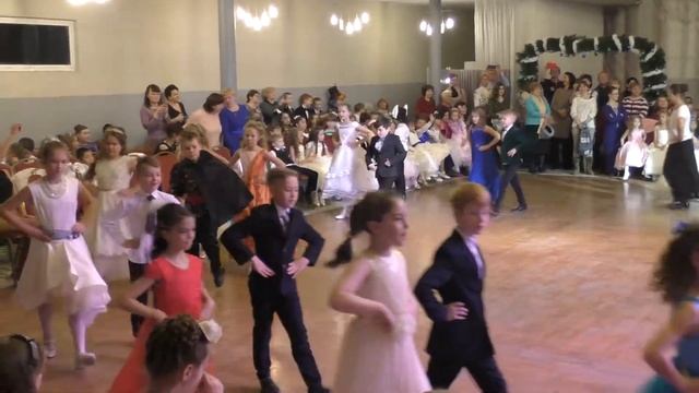 Танец Бранль 3 классы - Новогодний бал Гимназии Арт-Этюд смотреть онлайн