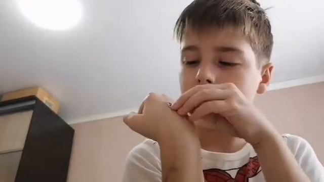 Наклееваю наклейки с человеком пауком 💥💯💥 смотреть 0(+) смотреть онлайн