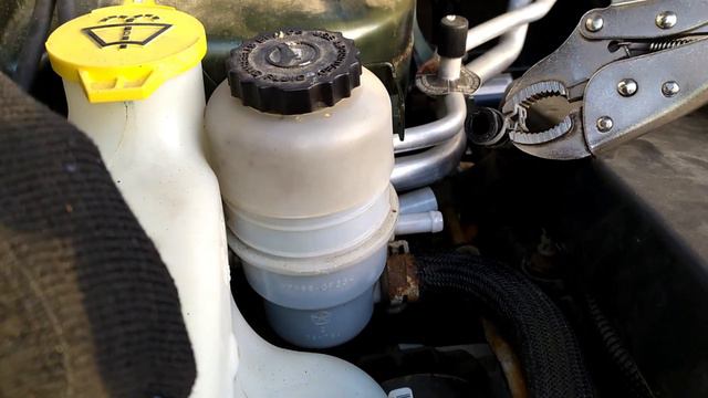 [Своими руками] Как самому поменять жидкость (ГУР) гидроусилителя руля. смотреть онлайн