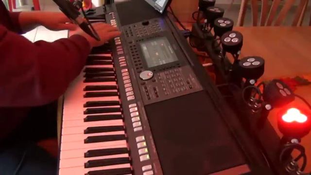 Yamaha PSR S970 the small Tyros with Brown Eyed Girl - vocal cover смотреть онлайн