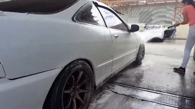 Girl washes BOOSTED Dc2 Acura Integra! смотреть онлайн