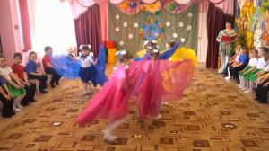 Танец: "Бабочки нас приглашают на вальс"