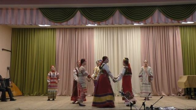 Ансамбль "Вероника". Игровая песня Владимирской области "Что на поле, на поляне" смотреть онлайн