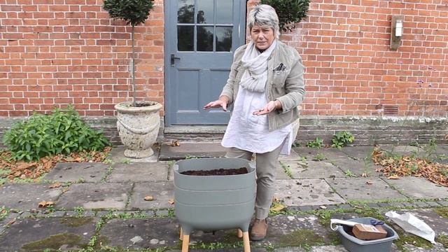 GETTING STARTED WITH WITH WORM COMPOSTING WITH AN URBALIVE COMPOSTER | WIGGLY WIGGLERS смотреть онлайн
