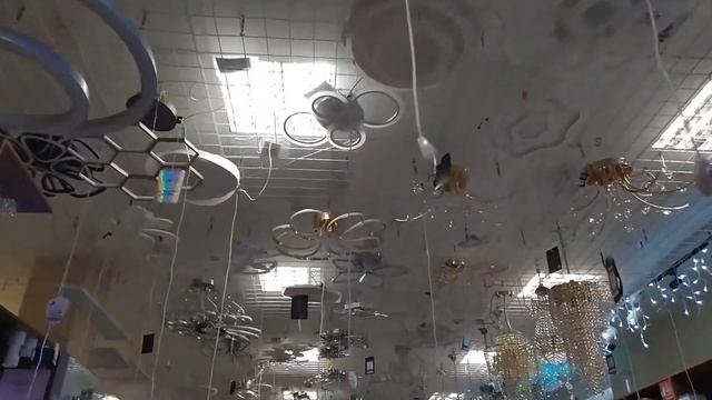 "Летающие тарелки" в магазине электроники смотреть онлайн