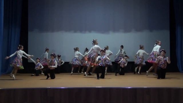 4 А класс школа №8 Танец "За Дунаем" смотреть онлайн