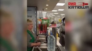 Кассир из Московской «Пятерочки» работает без маски и «строит» полицейских