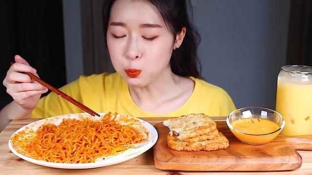 불닭볶음면에 해쉬브라운 치즈소스 고스트페퍼가루도 톡톡 먹방/1,000,000 SHU GHOST PEPPER FIRE NOODLES 🔥 CRISPY HASHBROWNS MUKBAN смотреть онлайн