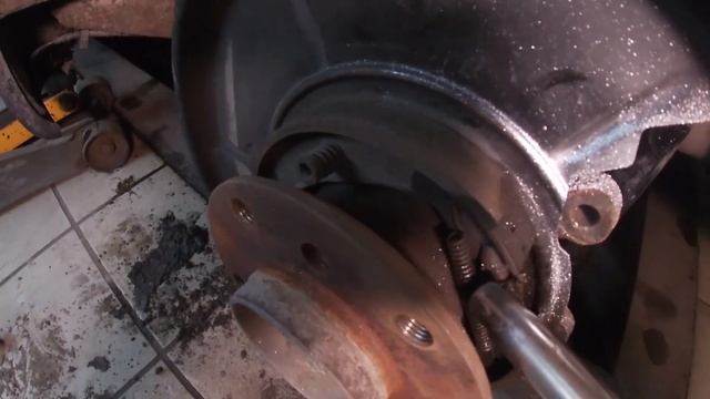 Как подтянуть РУЧНИК на ДИСКОВЫХ тормозах / БМВ е46 смотреть онлайн