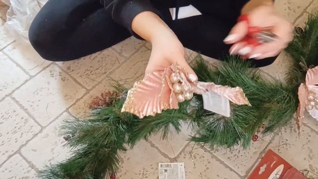 ставим первые две елочки/делаю очень красивую герлянду на камин/оформление комода смотреть онлайн