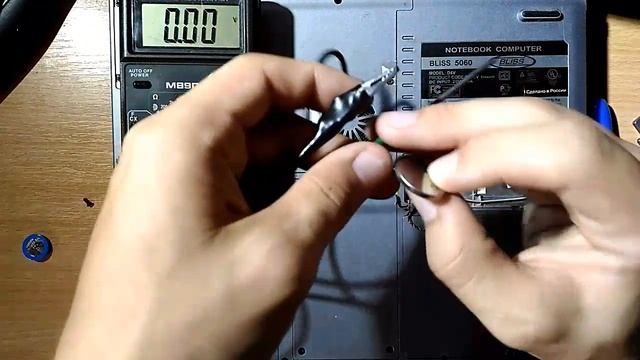 Замена батарейка CR2032 в ноутбуки. Сброс времени при включении. смотреть онлайн