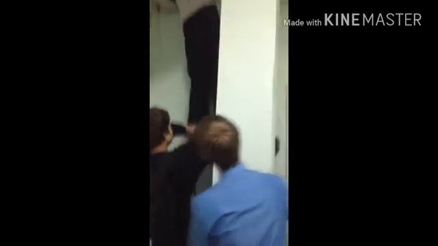 Когда пытался залезть в вентиляцию смотреть онлайн