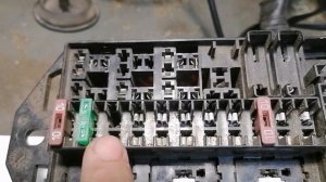 Как можно проверить предохранители контролькой и мультиметром