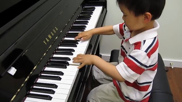 4 year old plays piano RCM Grade 8 Bach Invention No. 8 (BWV 779) смотреть онлайн