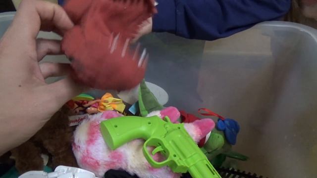 2 ОГРОМНЫХ ЯЩИКА с ИГРУШКАМИ животные Акула Крокодил Слайм Киндер Сюрприз Машинки Динозавры морские смотреть онлайн