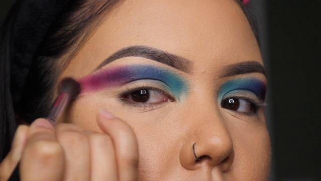 GLAM TUTORIAL: Colorful Glam Cut Crease смотреть онлайн