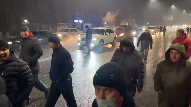 После демонстраций на площади Талдыкоргана, толпа двинулась по улицам города. смотреть онлайн